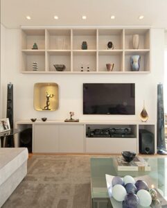 Sala com TV e nichos.